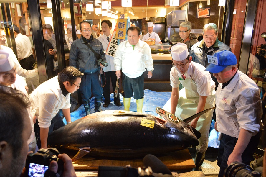 wkaliszu.pl - Kalisz on-line, KUCHNIA. Ekipa kaliskiego Maguro Sushi Bar na słynnej noworocznej aukcji rybnej w Tokio, zdjęcie 2
