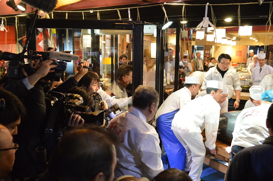 wkaliszu.pl - Kalisz on-line, KUCHNIA. Ekipa kaliskiego Maguro Sushi Bar na słynnej noworocznej aukcji rybnej w Tokio, zdjęcie 3