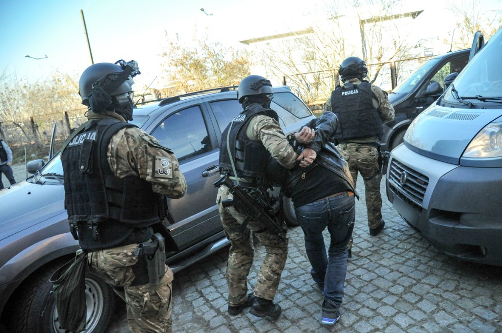 wkaliszu.pl - Kalisz on-line, POLICJA (FOTO). Fałszywe dolary i narkotyki, zdjęcie 9