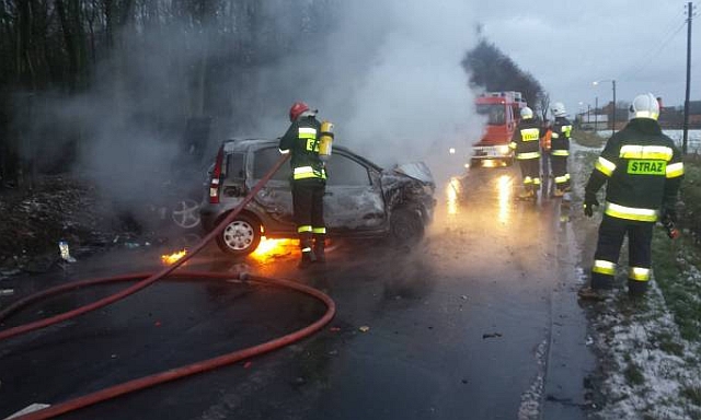 wkaliszu.pl - Kalisz on-line, WYPADEK. Auto paliło się na drodze, zdjęcie 2