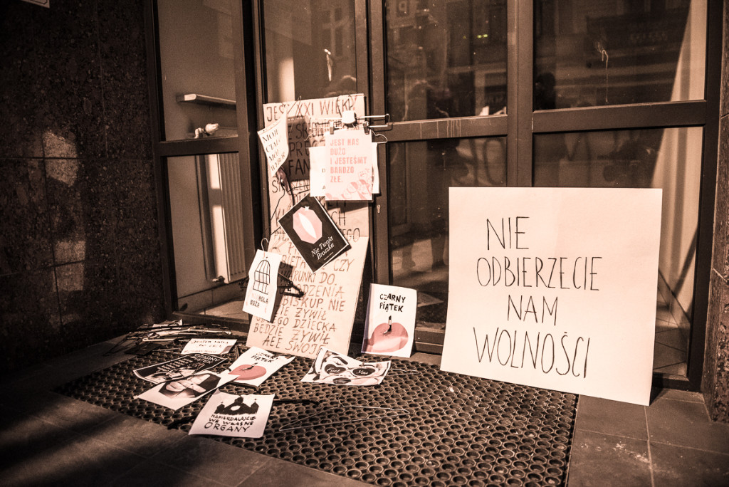wkaliszu.pl - Kalisz on-line, SPOŁECZEŃSTWO. „Czarny Piątek” przed siedzibą PiS w Kaliszu, zdjęcie 5