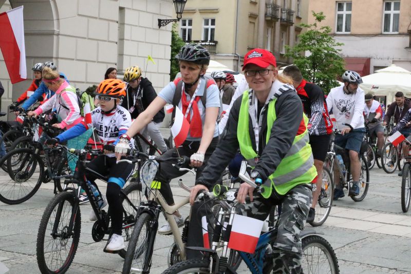wkaliszu.pl - Kalisz on-line, W MIEŚCIE. Dzień Flagi i rajd rowerowy z biało-czerwoną, zdjęcie 1