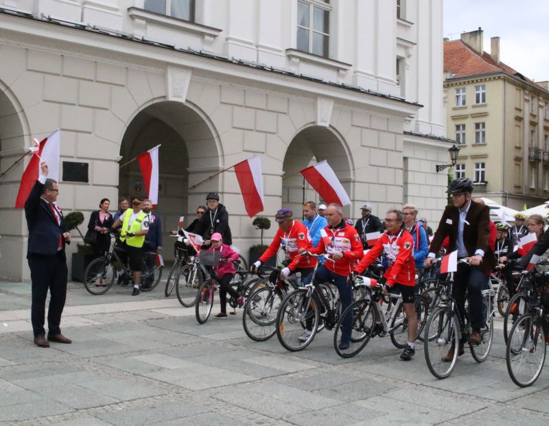 wkaliszu.pl - Kalisz on-line, W MIEŚCIE. Dzień Flagi i rajd rowerowy z biało-czerwoną, zdjęcie 6