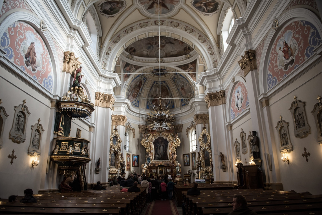 wkaliszu.pl - Kalisz on-line, 11 – Kościół pw. św. Stanisława Biskupa – wnętrze z ołtarzem głównym