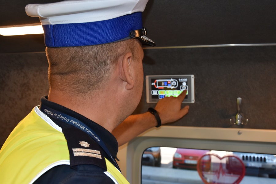 wkaliszu.pl - Kalisz on-line, POLICJA. Nowy Ambulans Pogotowia Ruchu Drogowego, zdjęcie 2