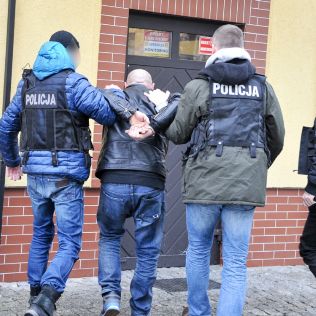 POLICJA (FOTO). Fałszywe dolary i narkotyki, zdjęcie 5, wkaliszu.pl - Kalisz on-line, zdjęcie 316x316