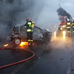WYPADEK. Auto paliło się na drodze, zdjęcie 2, wkaliszu.pl - Kalisz on-line, zdjęcie 316x316