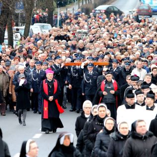 KOŚCIÓŁ. Kaliszanie poszli za krzyżem, zdjęcie 1, wkaliszu.pl - Kalisz on-line, zdjęcie 316x316