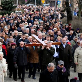 KOŚCIÓŁ. Kaliszanie poszli za krzyżem, zdjęcie 6, wkaliszu.pl - Kalisz on-line, zdjęcie 316x316