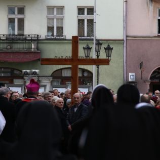 KOŚCIÓŁ. Kaliszanie poszli za krzyżem, zdjęcie 11, wkaliszu.pl - Kalisz on-line, zdjęcie 316x316