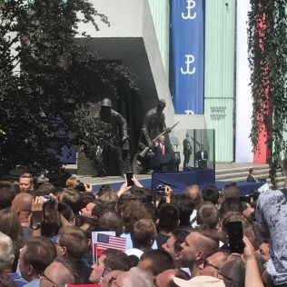 WIZYTA TRUMPA. Ponad 200 kaliszan na spotkaniu z prezydentem USA, zdjęcie 11, wkaliszu.pl - Kalisz on-line, zdjęcie 316x316