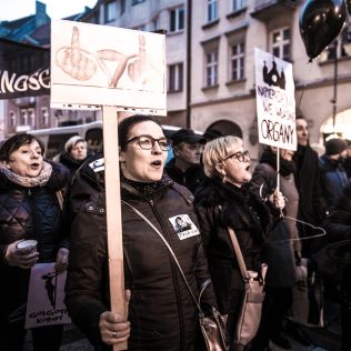 SPOŁECZEŃSTWO. „Czarny Piątek” przed siedzibą PiS w Kaliszu, zdjęcie 3, wkaliszu.pl - Kalisz on-line, zdjęcie 316x316