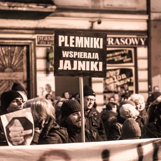 SPOŁECZEŃSTWO. „Czarny Piątek” przed siedzibą PiS w Kaliszu, zdjęcie 4, wkaliszu.pl - Kalisz on-line, zdjęcie 316x316