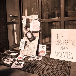 SPOŁECZEŃSTWO. „Czarny Piątek” przed siedzibą PiS w Kaliszu, zdjęcie 5, wkaliszu.pl - Kalisz on-line, zdjęcie 316x316