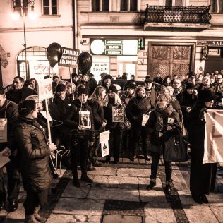 SPOŁECZEŃSTWO. „Czarny Piątek” przed siedzibą PiS w Kaliszu, zdjęcie 7, wkaliszu.pl - Kalisz on-line, zdjęcie 316x316