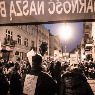 SPOŁECZEŃSTWO. „Czarny Piątek” przed siedzibą PiS w Kaliszu, zdjęcie 9, wkaliszu.pl - Kalisz on-line, zdjęcie 316x316