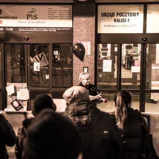 SPOŁECZEŃSTWO. „Czarny Piątek” przed siedzibą PiS w Kaliszu, zdjęcie 10, wkaliszu.pl - Kalisz on-line, zdjęcie 316x316