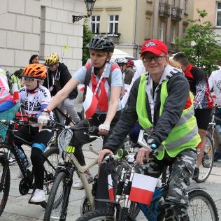 W MIEŚCIE. Dzień Flagi i rajd rowerowy z biało-czerwoną, zdjęcie 1, wkaliszu.pl - Kalisz on-line, zdjęcie 316x316