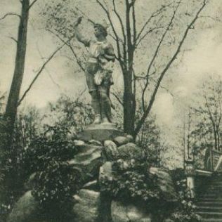07 – Park – rzeźba Strzelca Alpejskiego, wkaliszu.pl - Kalisz on-line, zdjęcie 316x316