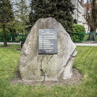 03 – Obelisk upamiętniający szkoły mieszczące się w koźmińskim zamku, wkaliszu.pl - Kalisz on-line, zdjęcie 316x316