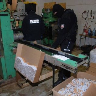 AKCJA. Zlikwidowali nielegalną fabrykę papierosów, zdjęcie 3, wkaliszu.pl - Kalisz on-line, zdjęcie 316x316