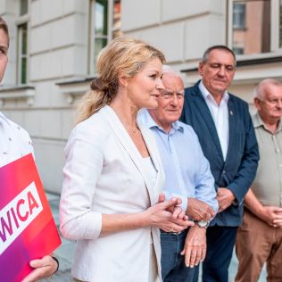 WYBORY. Premier Miller poparł Karolinę Pawliczak, zdjęcie 4, wkaliszu.pl - Kalisz on-line, zdjęcie 316x316