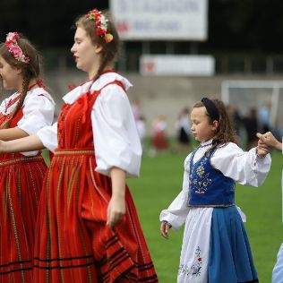 MIASTO. Zatańczyli poloneza na stadionie, zdjęcie 4, wkaliszu.pl - Kalisz on-line, zdjęcie 316x316