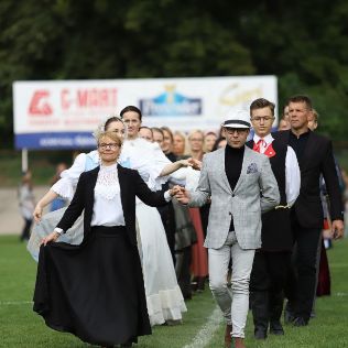 MIASTO. Zatańczyli poloneza na stadionie, zdjęcie 9, wkaliszu.pl - Kalisz on-line, zdjęcie 316x316