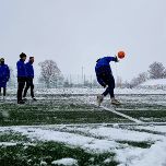 PIŁKA NOŻNA. Śnieg na boisku. Trening zamiast sparingu, zdjęcie 4, wkaliszu.pl - Kalisz on-line, zdjęcie 152x152
