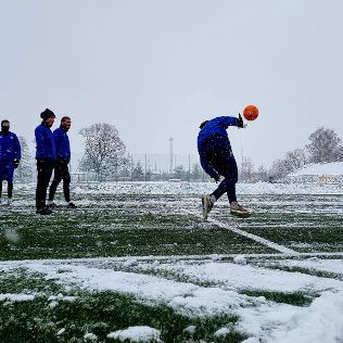PIŁKA NOŻNA. Śnieg na boisku. Trening zamiast sparingu, zdjęcie 4, wkaliszu.pl - Kalisz on-line, zdjęcie 316x316