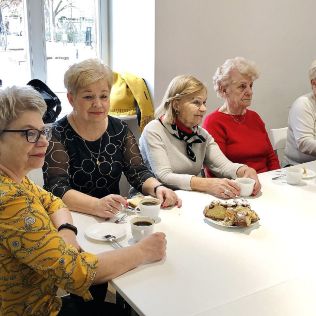  MIASTO. Seniorki świętowały Dzień Kobiet (FOTO), zdjęcie 3, wkaliszu.pl - Kalisz on-line, zdjęcie 316x316