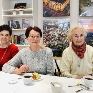  MIASTO. Seniorki świętowały Dzień Kobiet (FOTO), zdjęcie 6, wkaliszu.pl - Kalisz on-line, zdjęcie 316x316