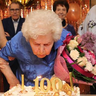 MIASTO. Sto lat pani Ireny! (FOTO), zdjęcie 2, wkaliszu.pl - Kalisz on-line, zdjęcie 316x316