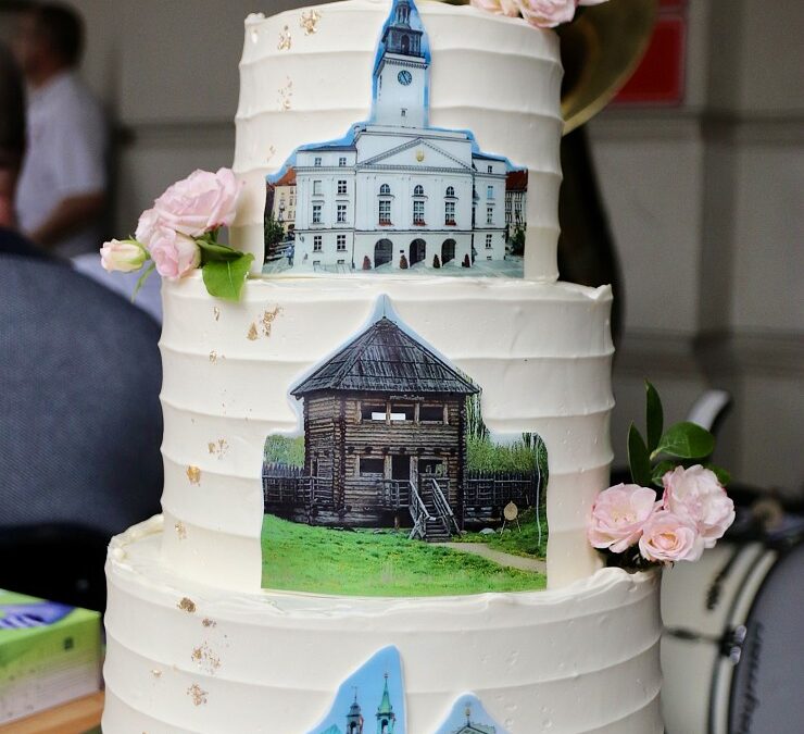 NA RYNKU. Tort i życzenia na święto miasta