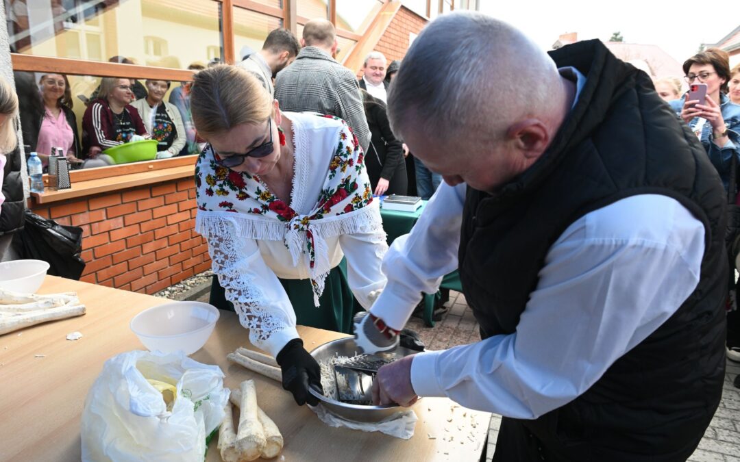 TRADYCJE. Tarcie Chrzanu w Chrzanie. Wielkopolskie Tradycje Wielkanocne