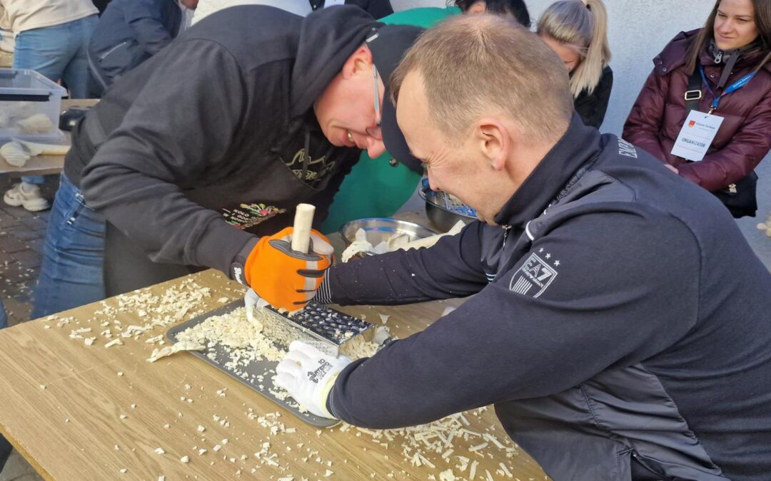 IDĄ ŚWIĘTA. Wielkanocny konkurs kulinarny. Tarcie chrzanu w Chrzanie!