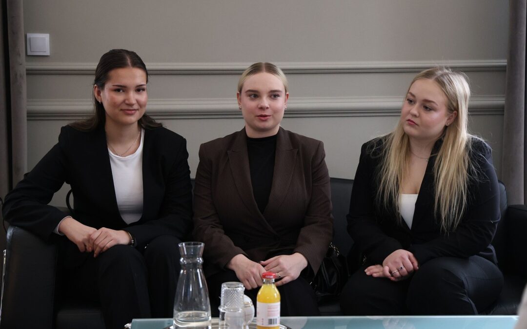 MIASTO. ,,Opowieść o odwadze”. Autorki książki, uczennice ZSE, na spotkaniu w ratuszu