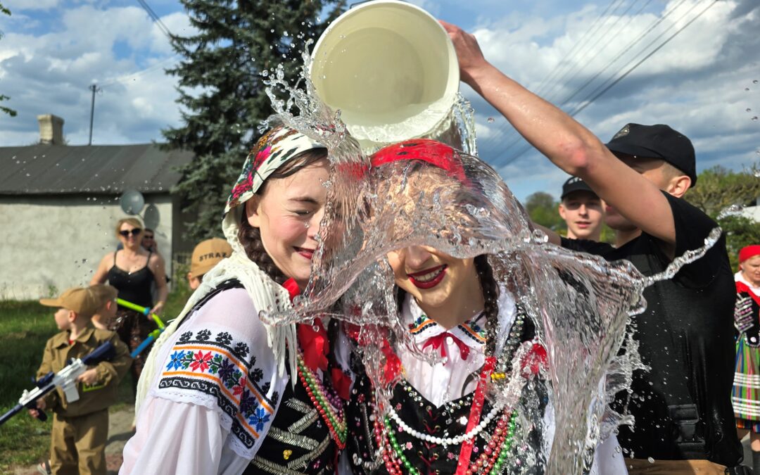 TRADYCJE. Wielkanocne zwyczaje gospodarskie. Święcenie ognia i wody, lany poniedziałek i chodzenie z kogutkiem