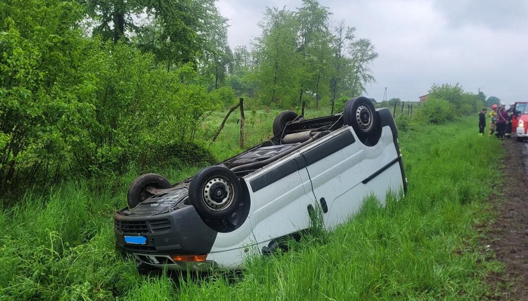 WYPADEK. Dachował w rowie