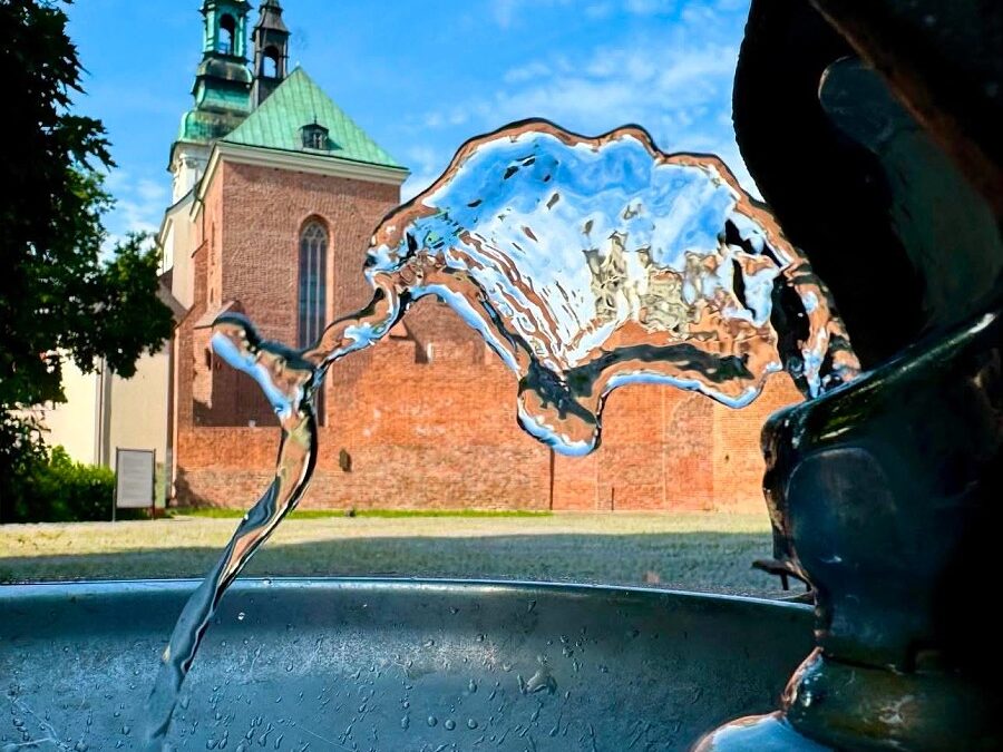 UPAŁY. Na ochłodę wodne miejskie zdroje i kurtyny