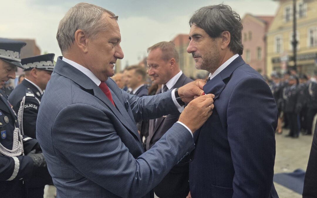 POLICJA. Wiceprezydent Kulawinek i starosta Kłysz odznaczeni medalami „Za Zasługi dla Policji”